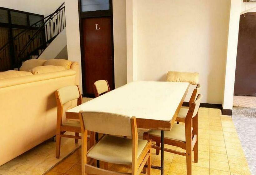 فندق Koolkost Near Universitas Wijaya Kusuma