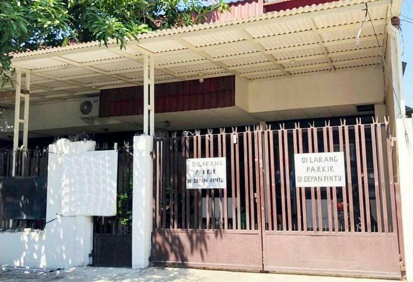 فندق Koolkost Near Universitas Wijaya Kusuma