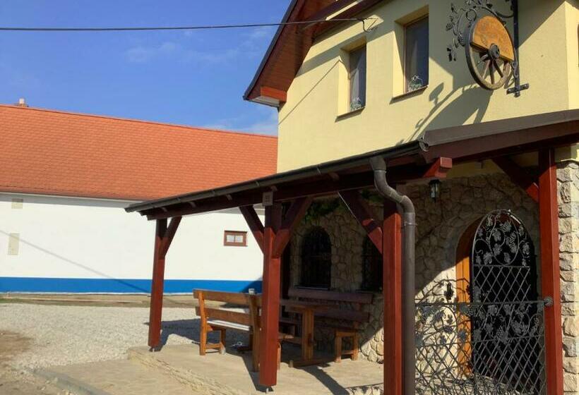 ペンション Vinný Sklep U Křížů