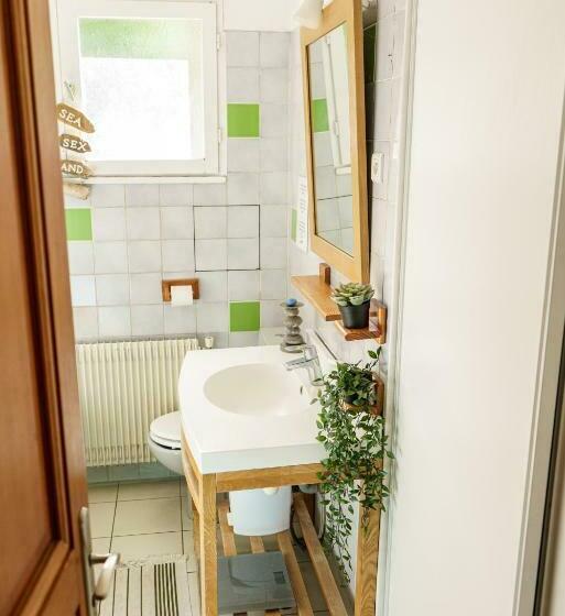 פנסיון Roofless Surf Lodge