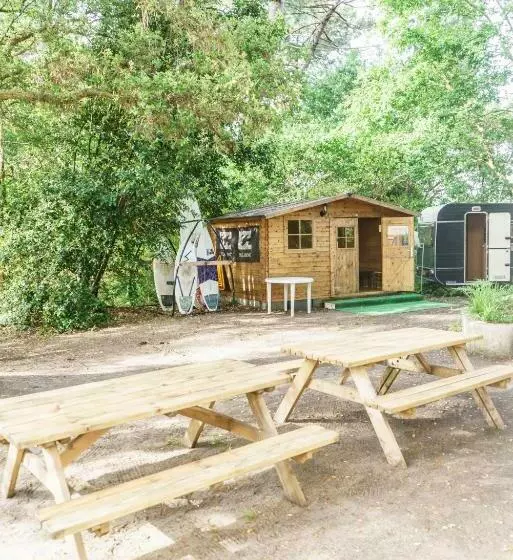 پانسیون Roofless Surf Lodge