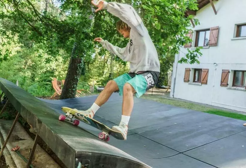 پانسیون Roofless Surf Lodge