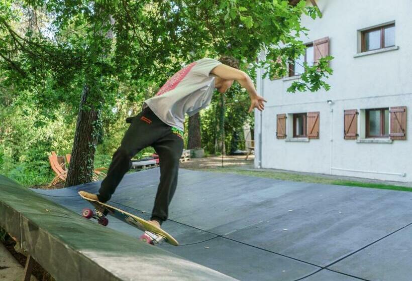 פנסיון Roofless Surf Lodge