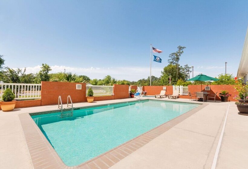 בית מלון כפרי Country Inn & Suites By Radisson, Covington, La