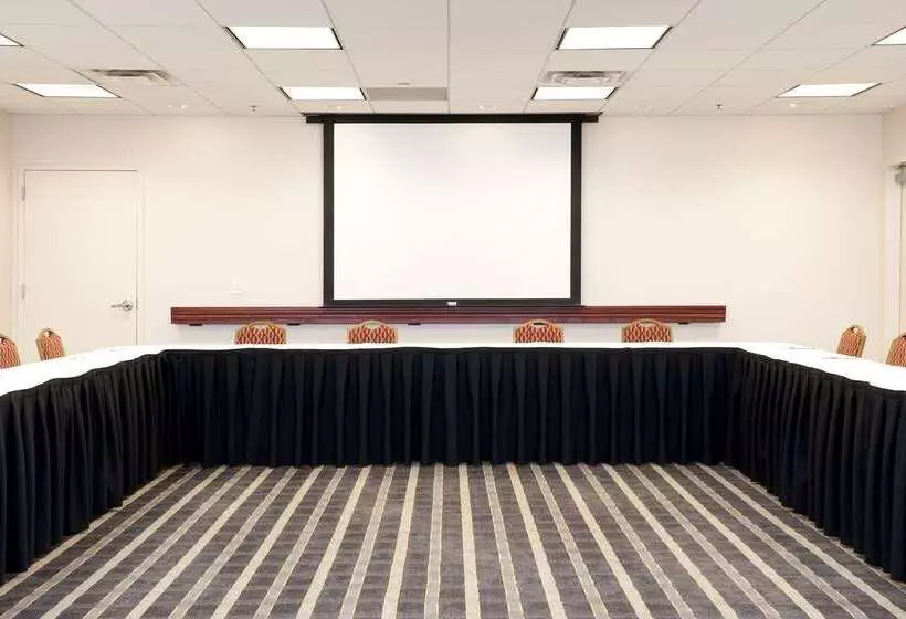 Отель Hampton Inn & Suites Bloomingtonnormal