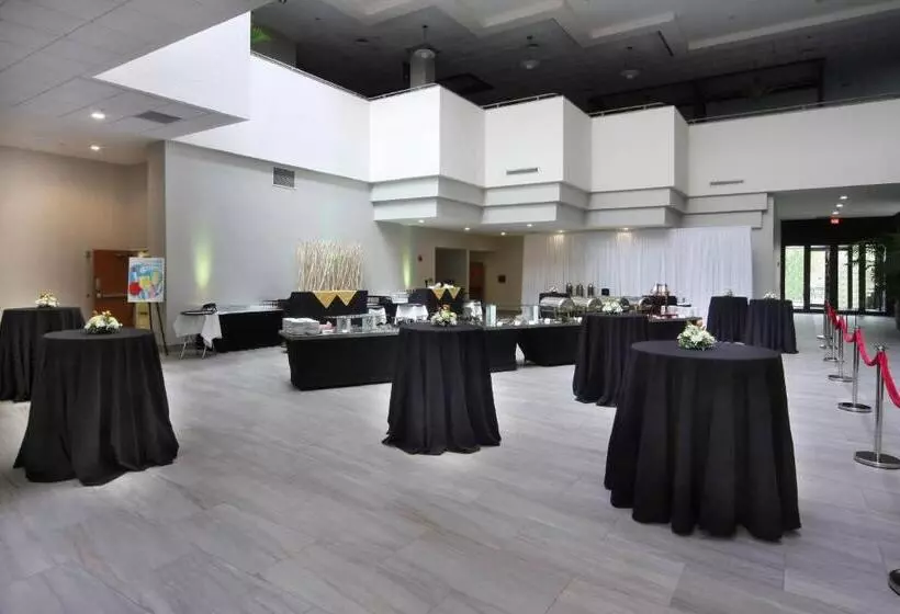 호텔 Marriott East Lansing At University Place