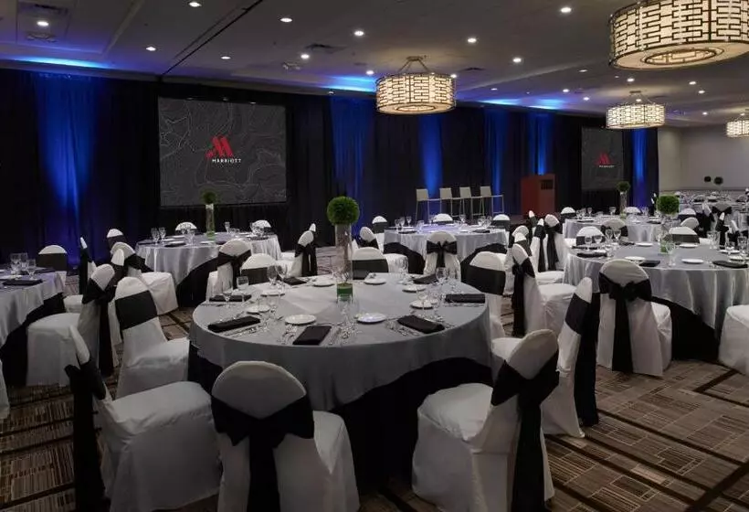 호텔 Marriott East Lansing At University Place