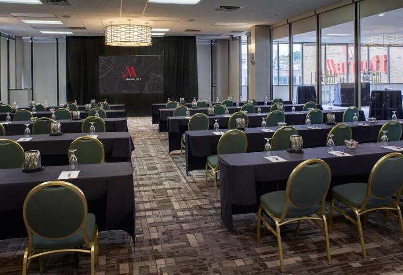 בית מלון כפרי Marriott East Lansing At University Place