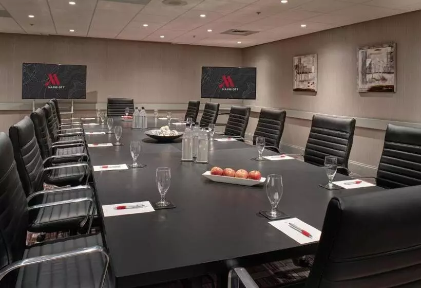 호텔 Marriott East Lansing At University Place