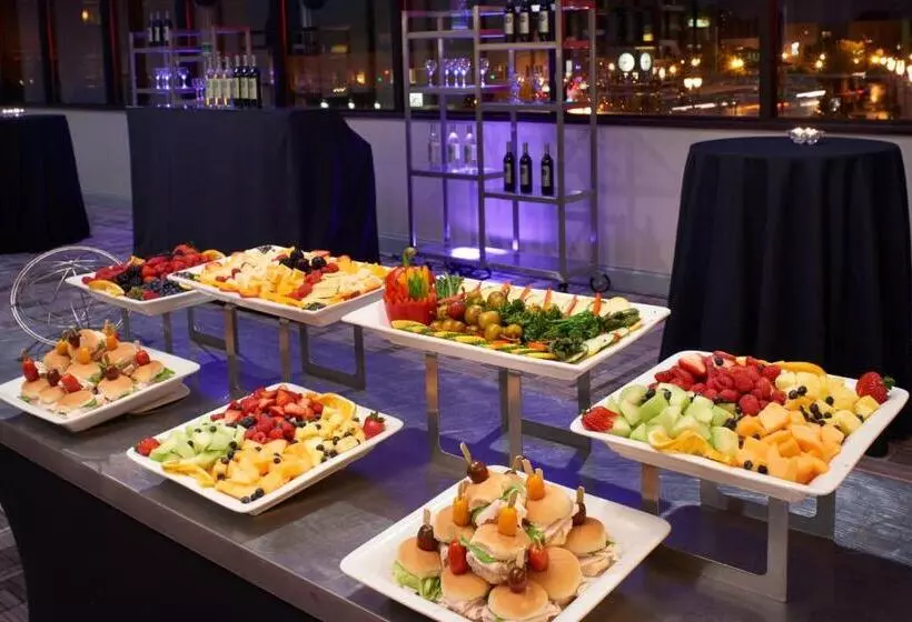 호텔 Marriott East Lansing At University Place