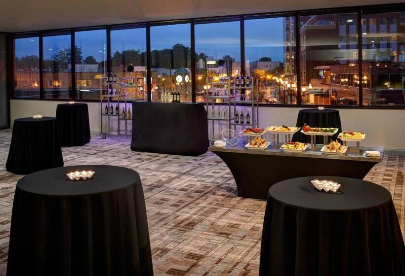 בית מלון כפרי Marriott East Lansing At University Place