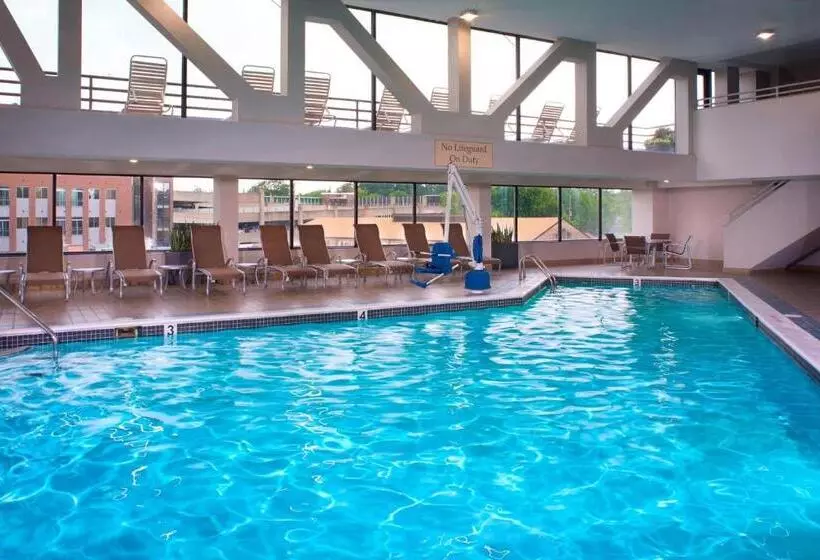 호텔 Marriott East Lansing At University Place