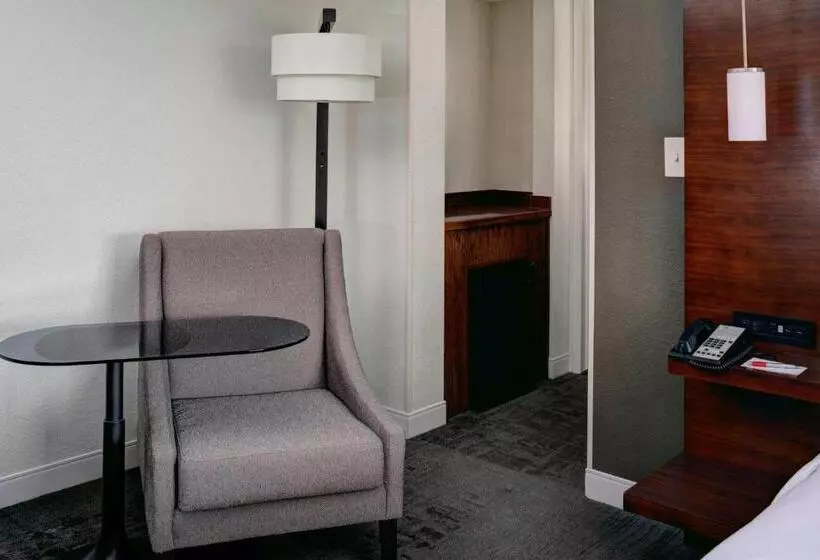 호텔 Marriott East Lansing At University Place