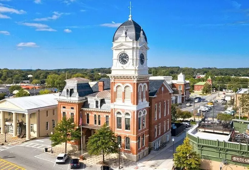 Hotelli My Home & Suites Covington