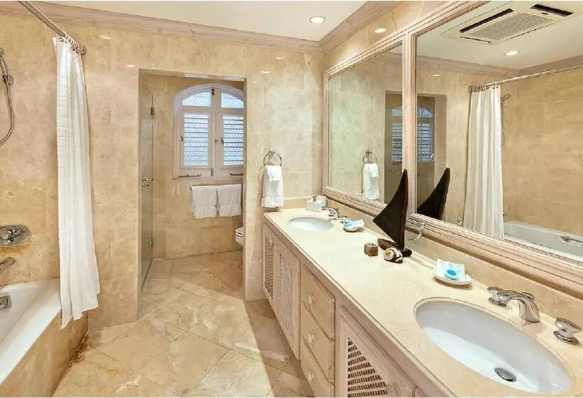 هتل Port St. Charles