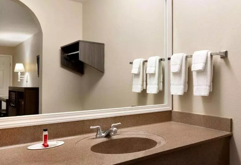 Отель Super 8 By Wyndham Lake Charles Northeast