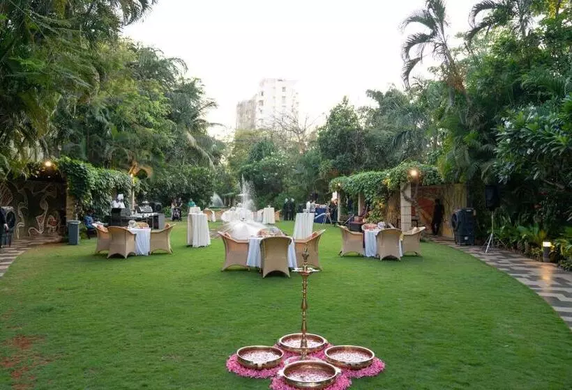 Отель Taj Wellington Mews