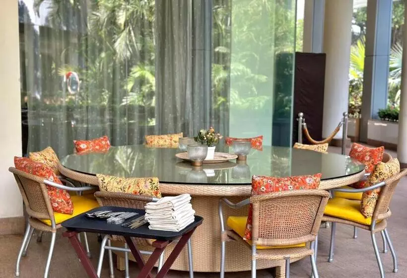 Отель Taj Wellington Mews