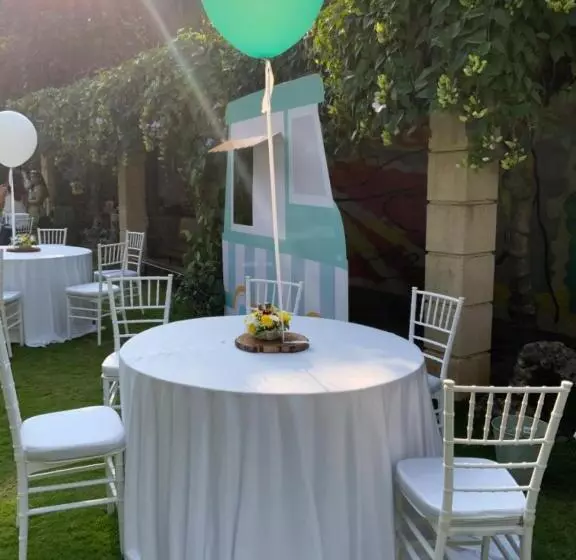 Отель Taj Wellington Mews