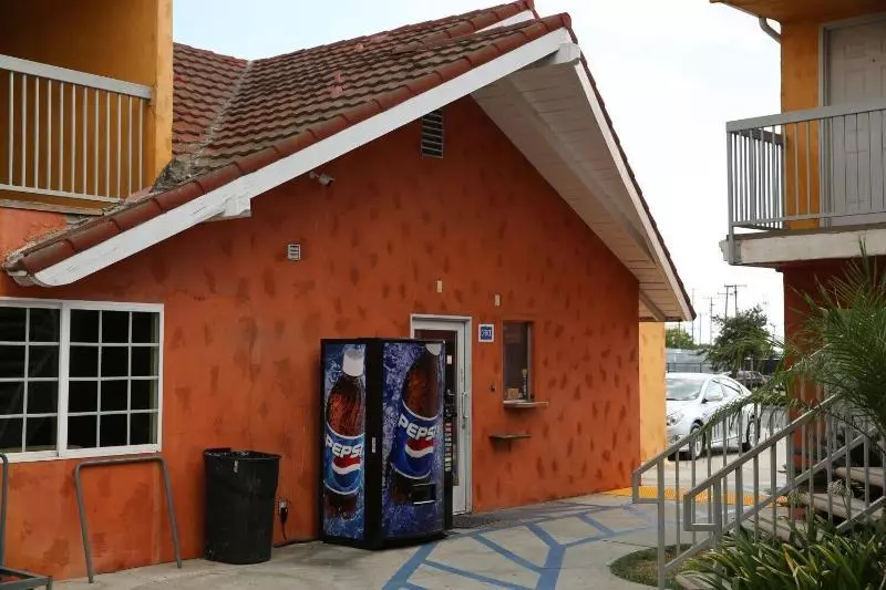 モーテル Chateau Inn & Suites