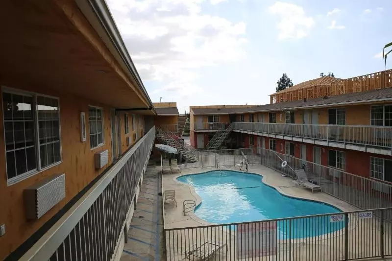 モーテル Chateau Inn & Suites