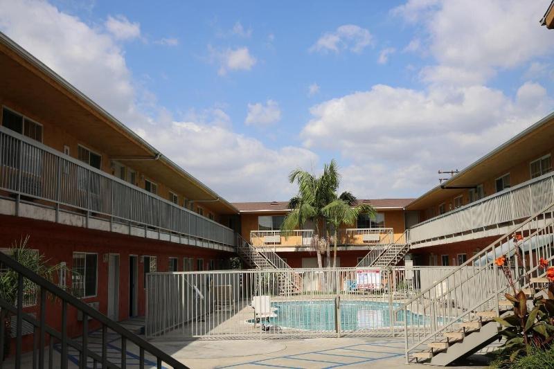 فندق على الطريق Chateau Inn & Suites