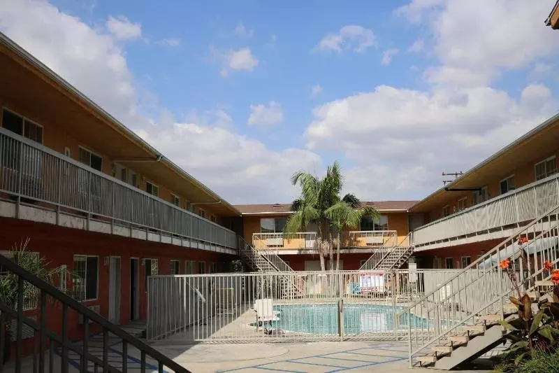 モーテル Chateau Inn & Suites