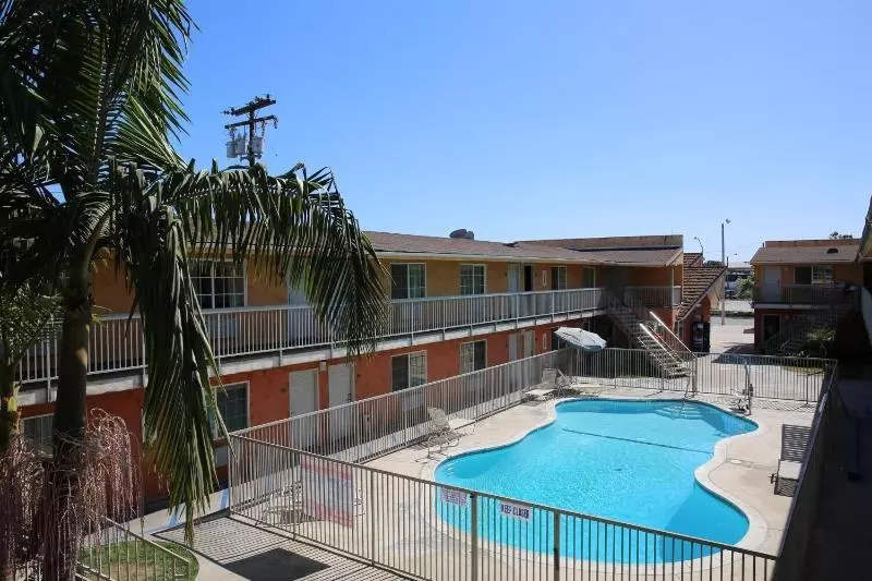 モーテル Chateau Inn & Suites