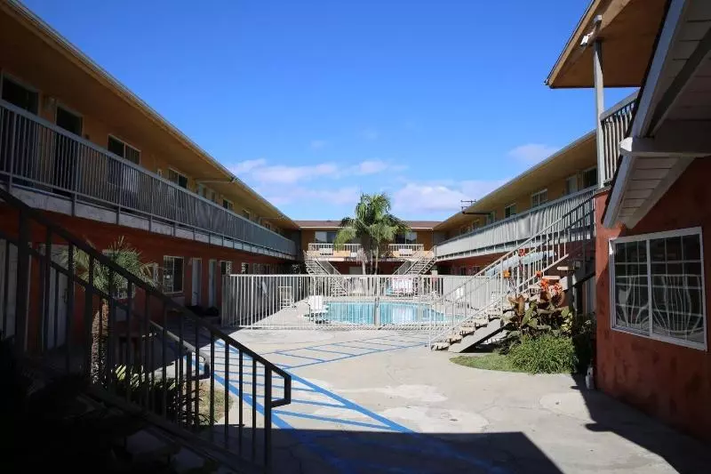 モーテル Chateau Inn & Suites