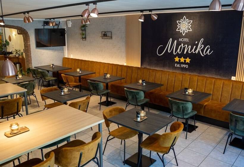 هتل Monika