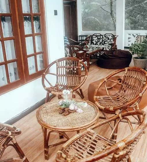 هتل Adhi S Place Ella