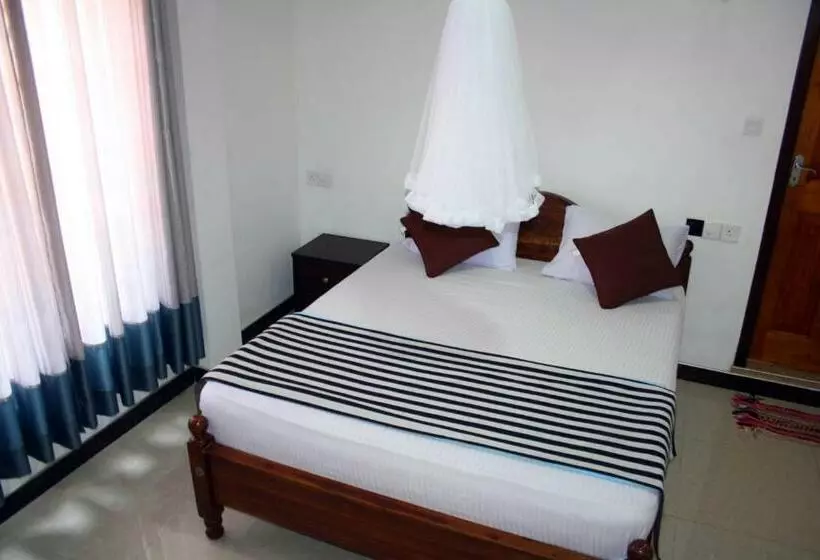 هتل Adhi S Place Ella