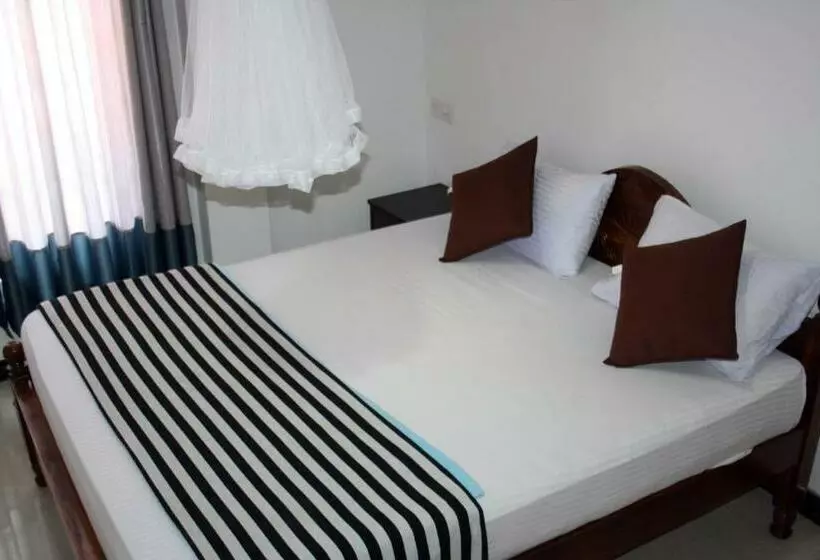 هتل Adhi S Place Ella