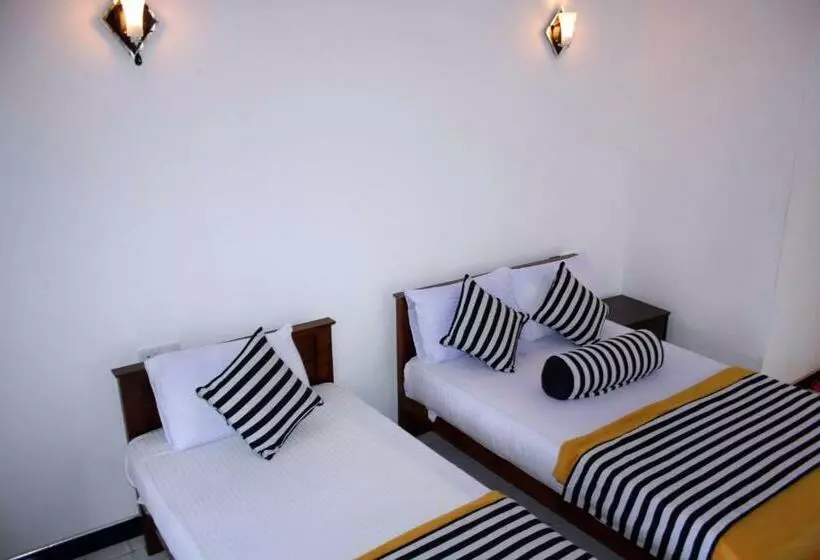 هتل Adhi S Place Ella