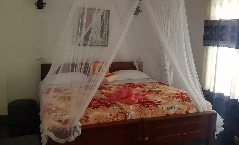هتل Adhi S Place Ella