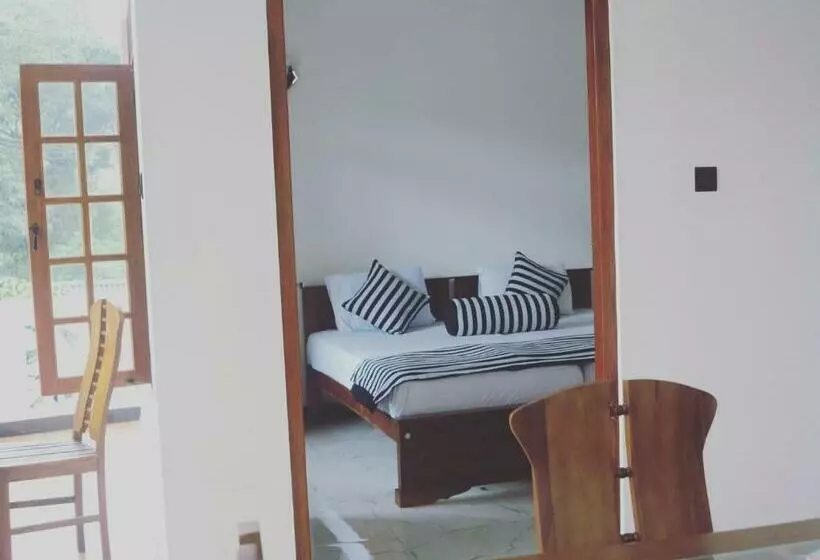 هتل Adhi S Place Ella
