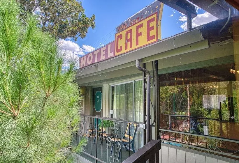 Motelli Piazza S Pine Cone Inn