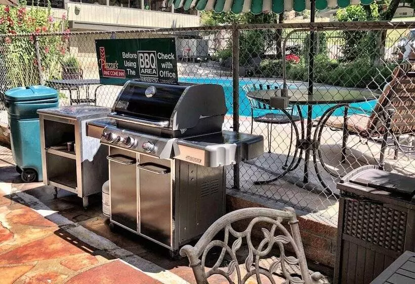 Motelli Piazza S Pine Cone Inn