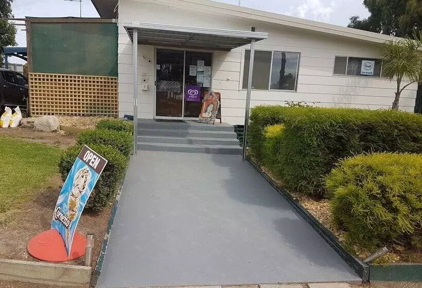 Hotelli Lakes Caravilla Caravan Park