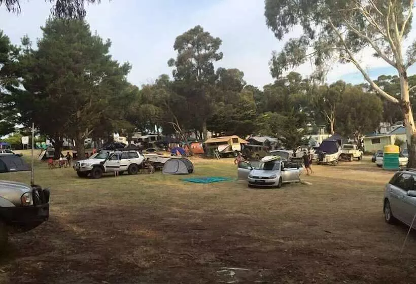 Hotelli Lakes Caravilla Caravan Park