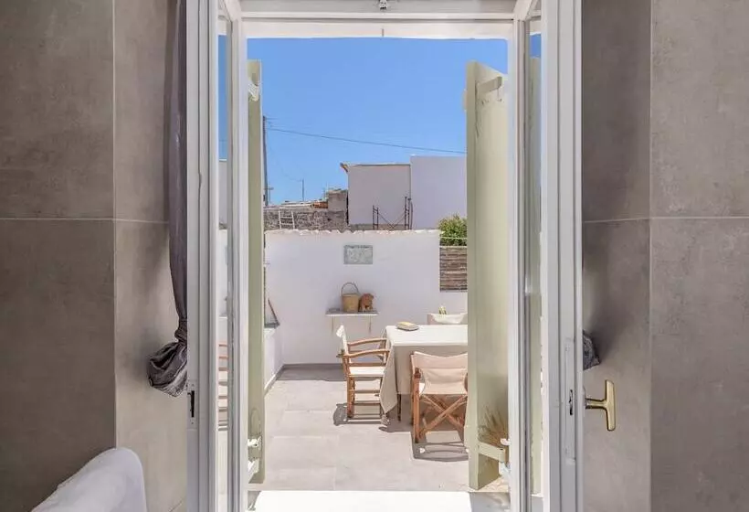 Plakes Sea View Suites