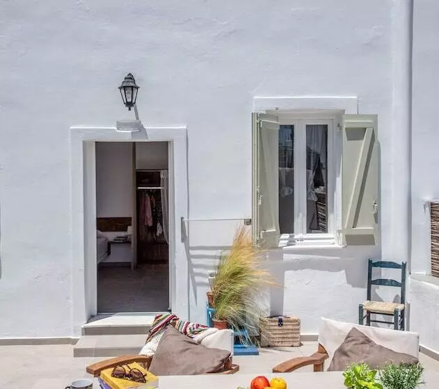 Plakes Sea View Suites