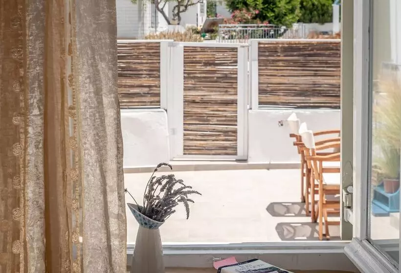 Plakes Sea View Suites
