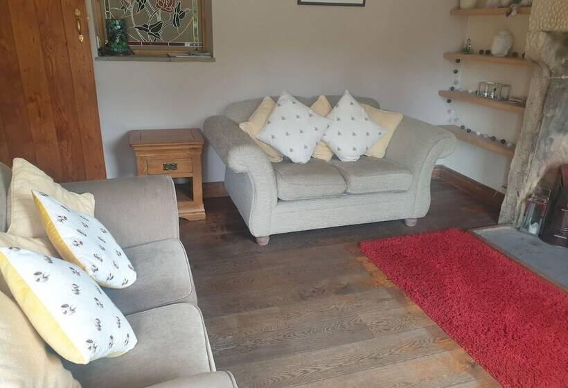 Beautiful 2 Bed Cottage In Hurst Green