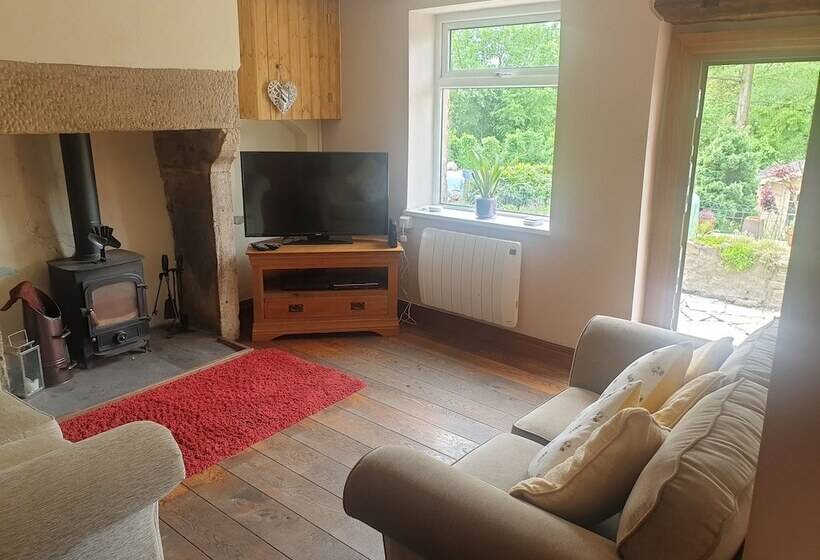 Beautiful 2 Bed Cottage In Hurst Green