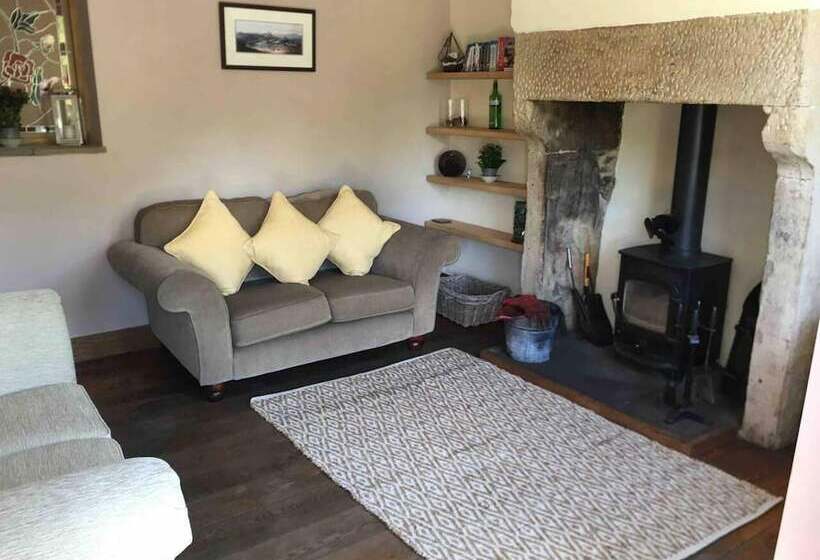 Beautiful 2 Bed Cottage In Hurst Green