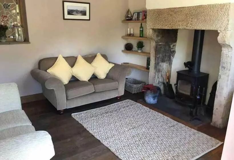 Beautiful 2 Bed Cottage In Hurst Green