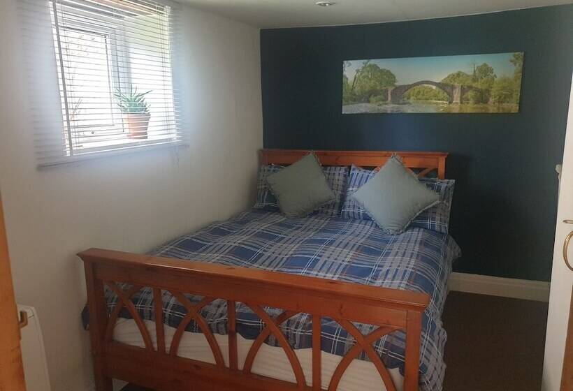 Beautiful 2 Bed Cottage In Hurst Green