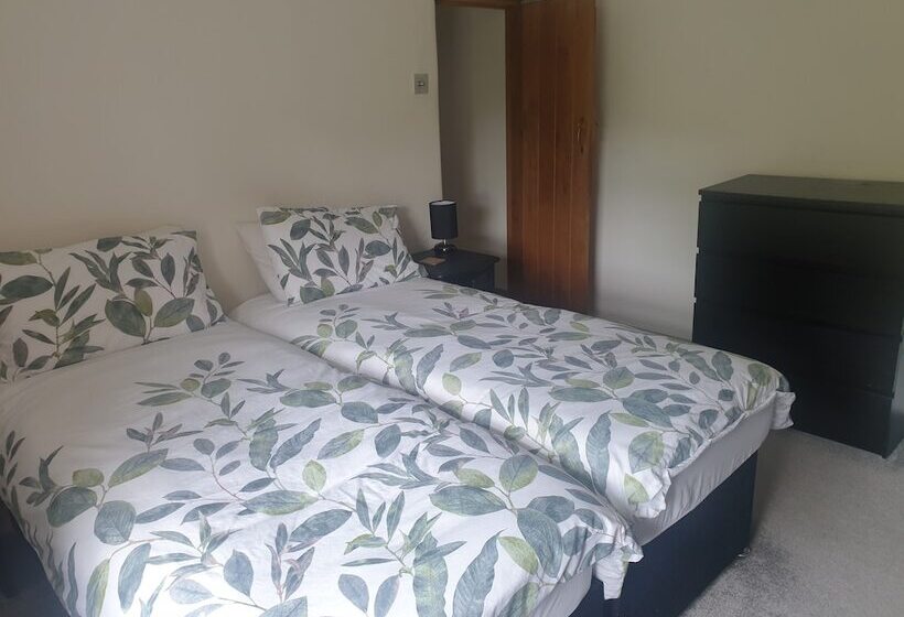 Beautiful 2 Bed Cottage In Hurst Green