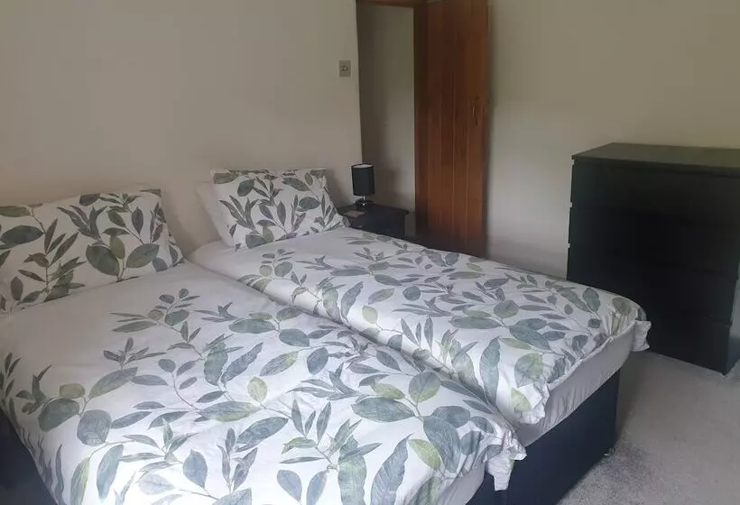 Beautiful 2 Bed Cottage In Hurst Green